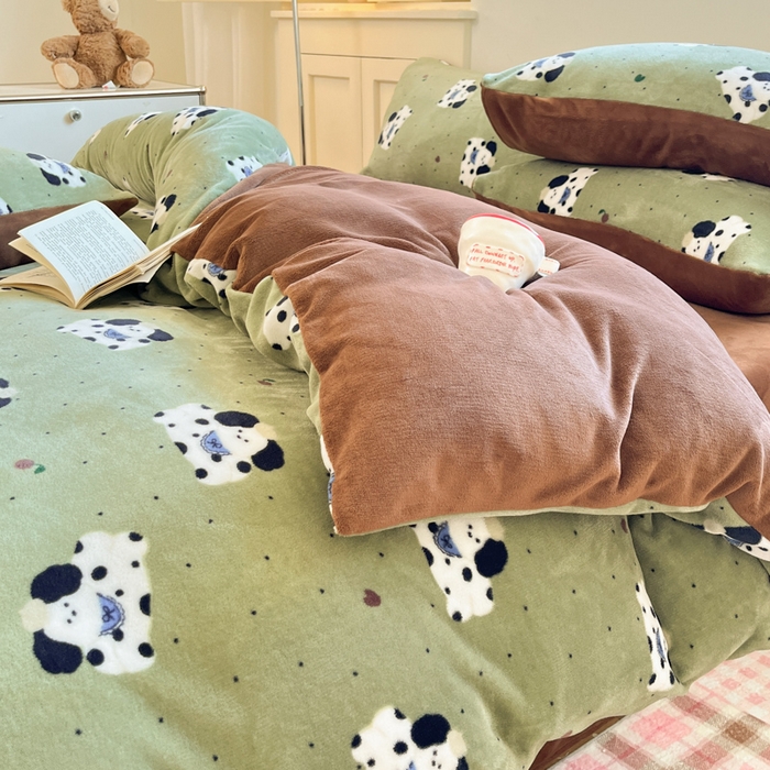 91家纺网 家纺一手货源 找家纺 瑞钰 2025新款A类加厚牛奶绒印花四件套 抹茶绿狗