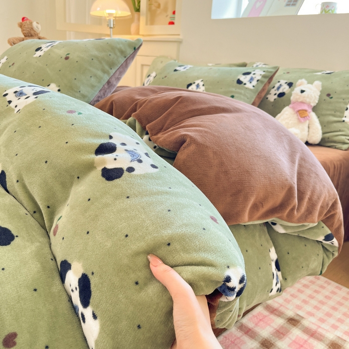 91家纺网 家纺一手货源 找家纺 瑞钰 2025新款A类加厚牛奶绒印花四件套 抹茶绿狗