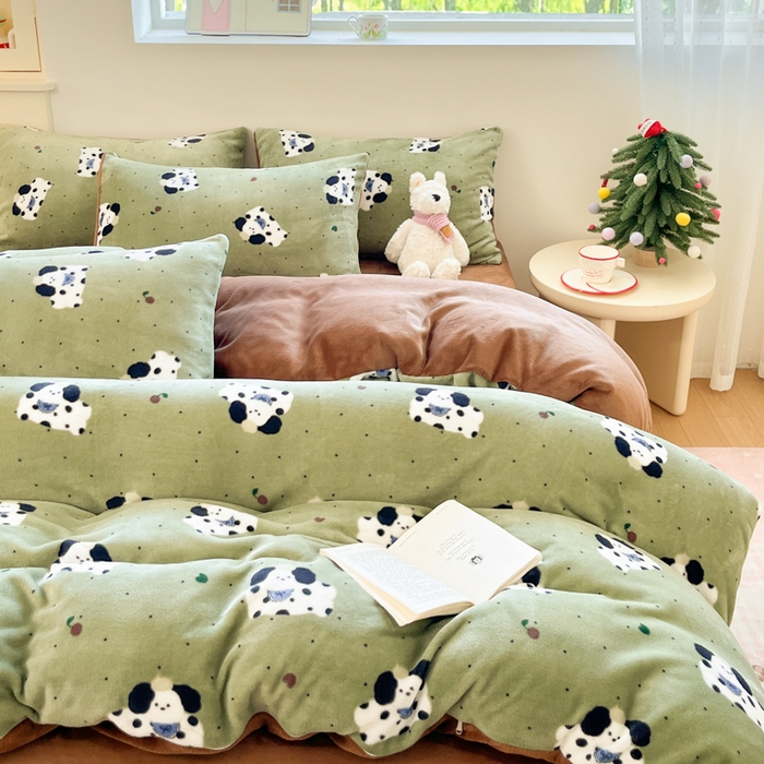 91家纺网 家纺一手货源 找家纺 瑞钰 2025新款A类加厚牛奶绒印花四件套 抹茶绿狗