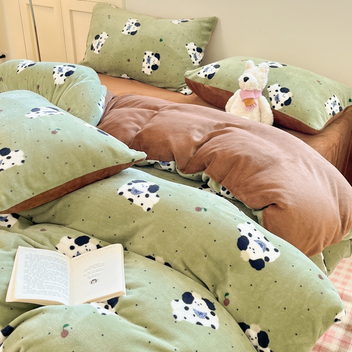 91家纺网 家纺一手货源 找家纺 瑞钰 2025新款A类加厚牛奶绒印花四件套 抹茶绿狗