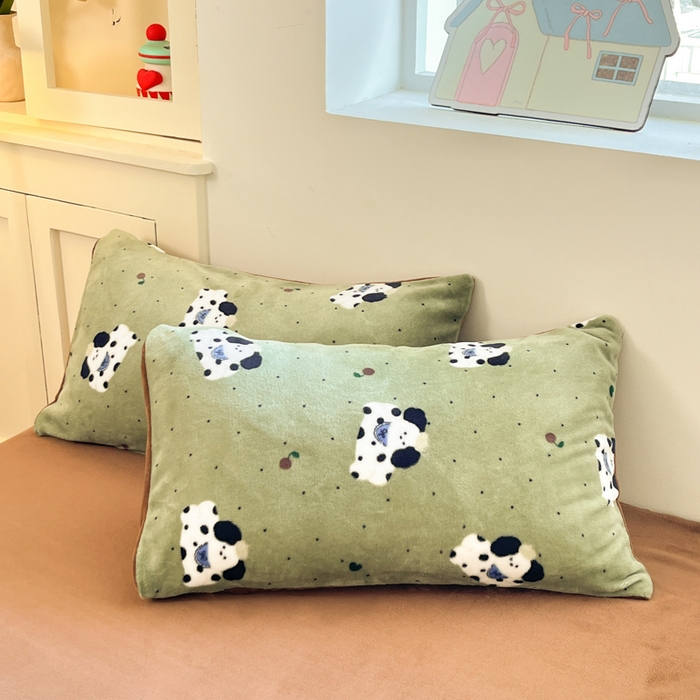 91家纺网 家纺一手货源 找家纺 瑞钰 2025新款A类加厚牛奶绒印花四件套 抹茶绿狗