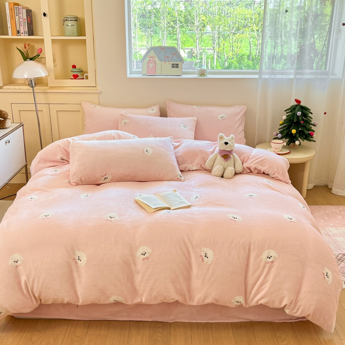 91家纺网 家纺一手货源 找家纺 瑞钰 2025新款A类加厚牛奶绒印花四件套 绒绒小狗粉