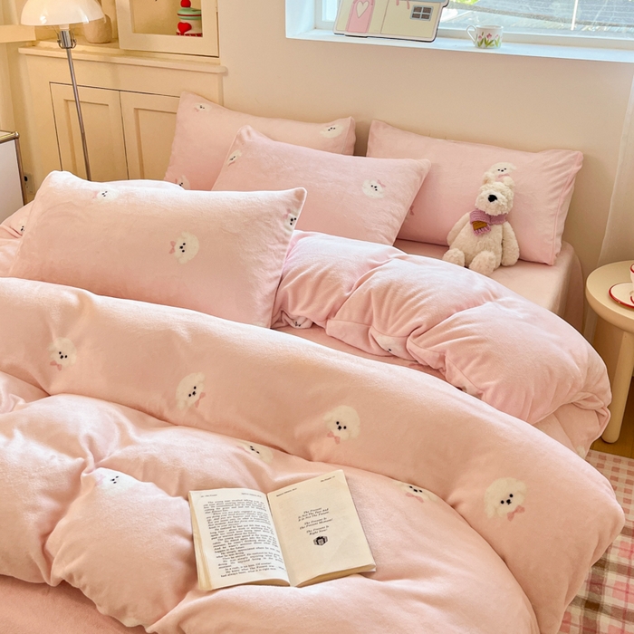 91家纺网 家纺一手货源 找家纺 瑞钰 2025新款A类加厚牛奶绒印花四件套 绒绒小狗粉