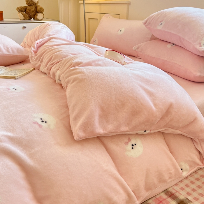 91家纺网 家纺一手货源 找家纺 瑞钰 2025新款A类加厚牛奶绒印花四件套 绒绒小狗粉