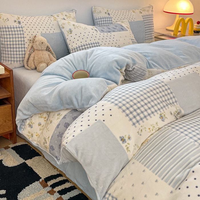 91家纺网 家纺一手货源 找家纺 瑞钰 2025新款A类加厚牛奶绒印花四件套 田间春彩-蓝