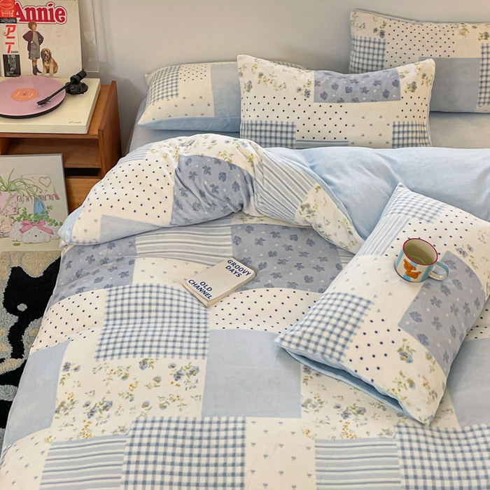 91家纺网 家纺一手货源 找家纺 瑞钰 2025新款A类加厚牛奶绒印花四件套 田间春彩-蓝