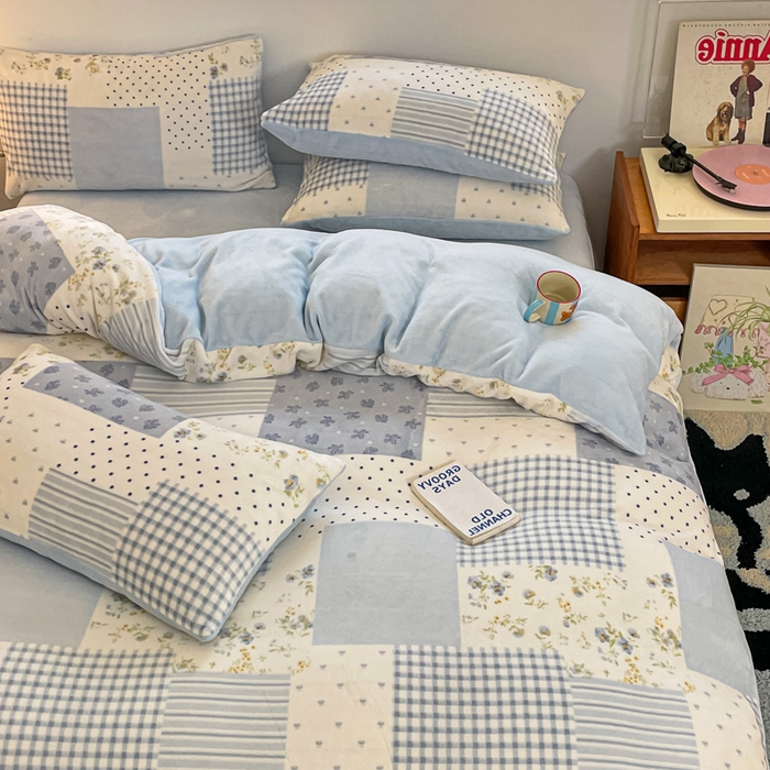 91家纺网 家纺一手货源 找家纺 瑞钰 2025新款A类加厚牛奶绒印花四件套 田间春彩-蓝