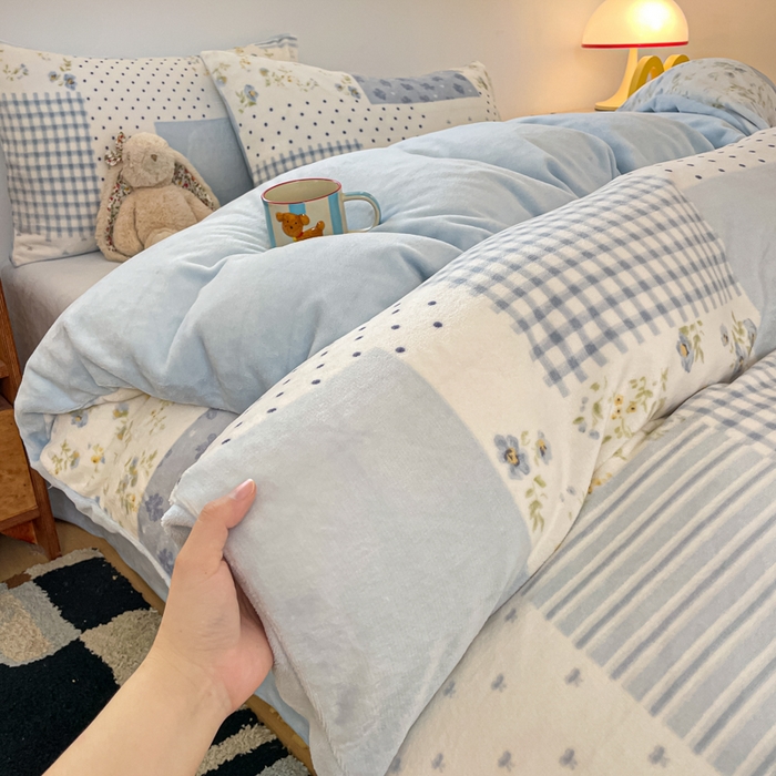 91家纺网 家纺一手货源 找家纺 瑞钰 2025新款A类加厚牛奶绒印花四件套 田间春彩-蓝