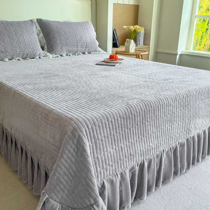 91家纺网 家纺一手货源 找家纺 （总）木兰花 2025新款纯色雕花全消光牛奶绒 床盖款四件套-繁花绮梦