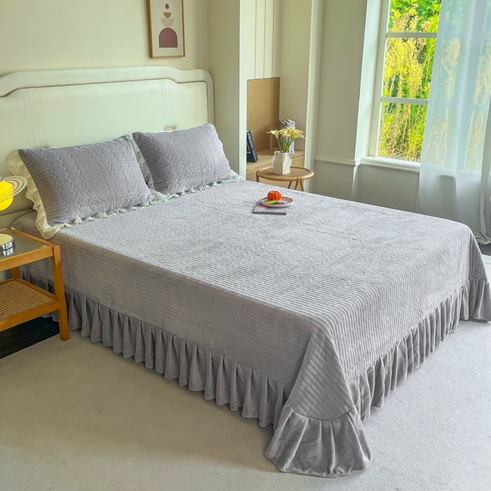 91家纺网 家纺一手货源 找家纺 （总）木兰花 2025新款纯色雕花全消光牛奶绒 床盖款四件套-繁花绮梦