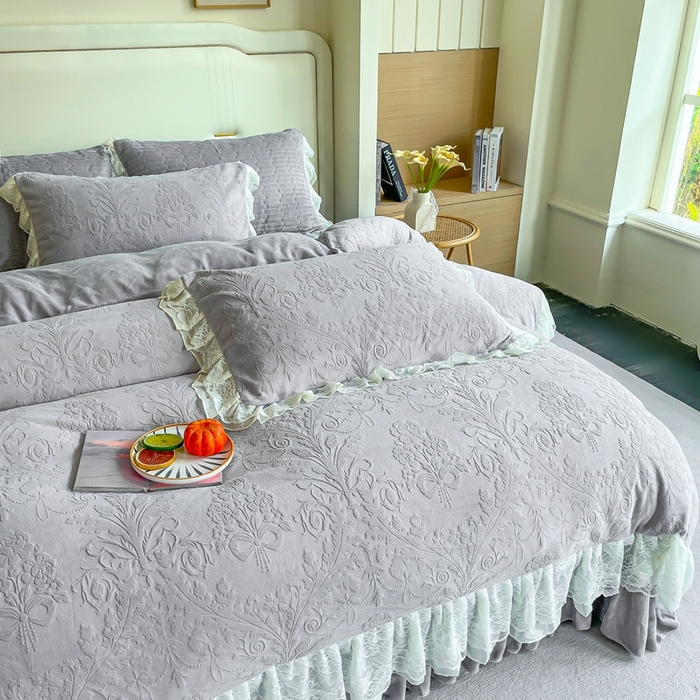 91家纺网 家纺一手货源 找家纺 （总）木兰花 2025新款纯色雕花全消光牛奶绒 床盖款四件套-繁花绮梦