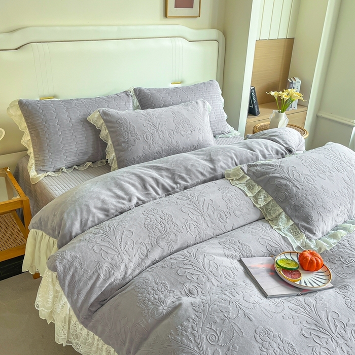 91家纺网 家纺一手货源 找家纺 （总）木兰花 2025新款纯色雕花全消光牛奶绒 床盖款四件套-繁花绮梦