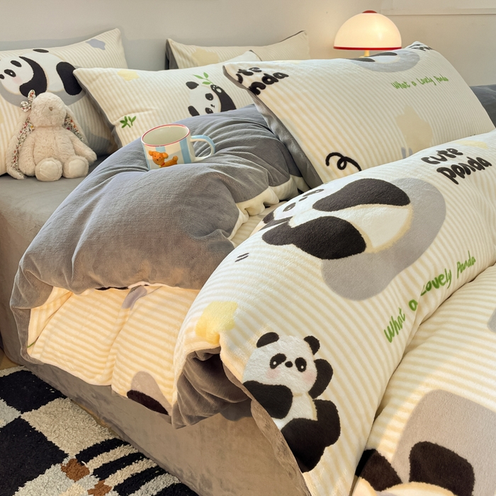 91家纺网 家纺一手货源 找家纺 瑞钰 2025新款A类加厚牛奶绒印花四件套 小熊猫-灰