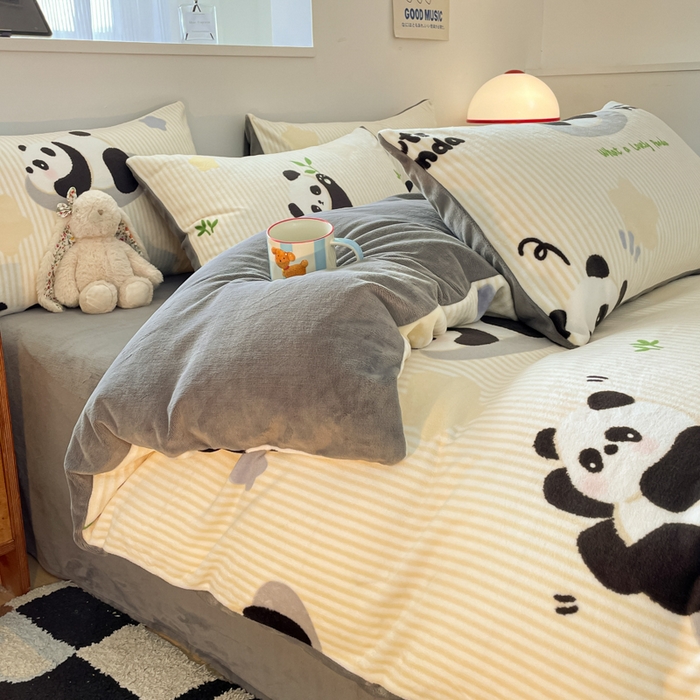 91家纺网 家纺一手货源 找家纺 瑞钰 2025新款A类加厚牛奶绒印花四件套 小熊猫-灰