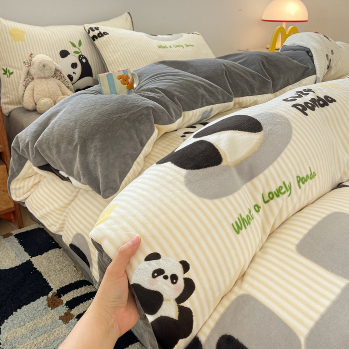 91家纺网 家纺一手货源 找家纺 瑞钰 2025新款A类加厚牛奶绒印花四件套 小熊猫-灰