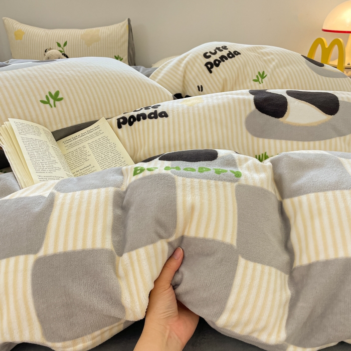 91家纺网 家纺一手货源 找家纺 瑞钰 2025新款A类加厚牛奶绒印花四件套 小熊猫-灰