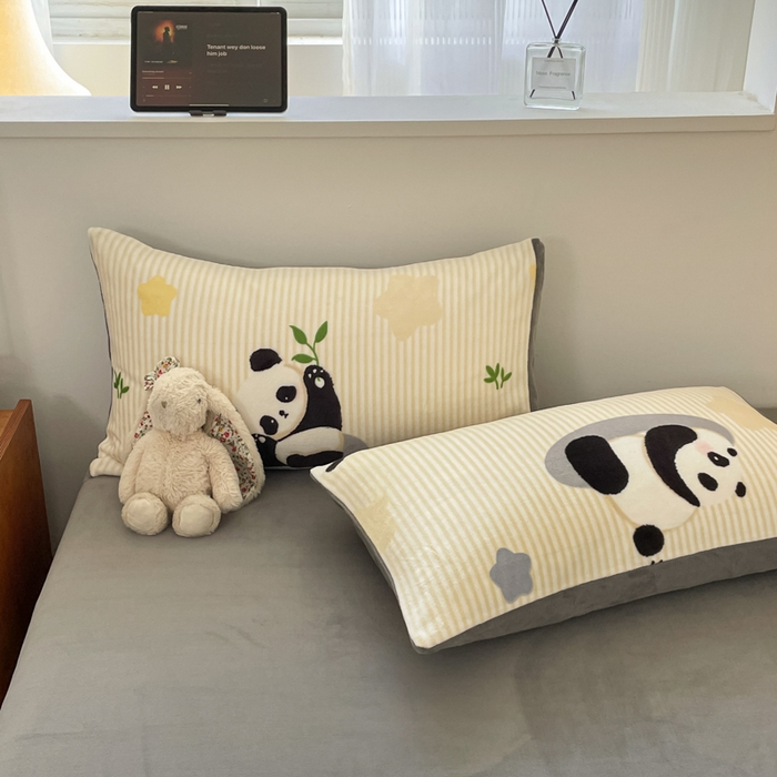 91家纺网 家纺一手货源 找家纺 瑞钰 2025新款A类加厚牛奶绒印花四件套 小熊猫-灰