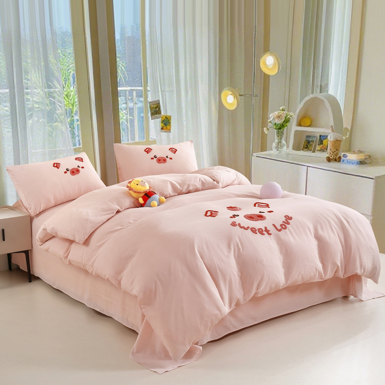 91家纺网 家纺一手货源 找家纺 恋之语 2025新款皱皱纱木棉毛巾绣四件套及单被套系列-可爱猪 可爱猪-粉色