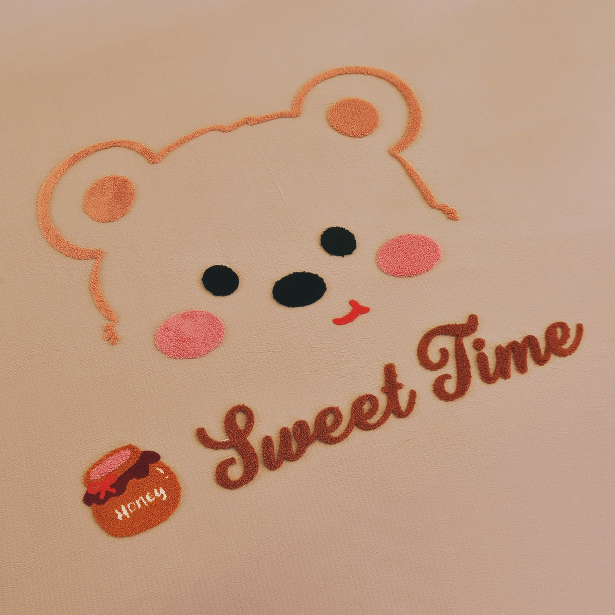 91家纺网 家纺一手货源 找家纺 恋之语 2025新款皱皱纱木棉毛巾绣四件套及单被套系列-俏皮熊 俏皮熊-浅咖