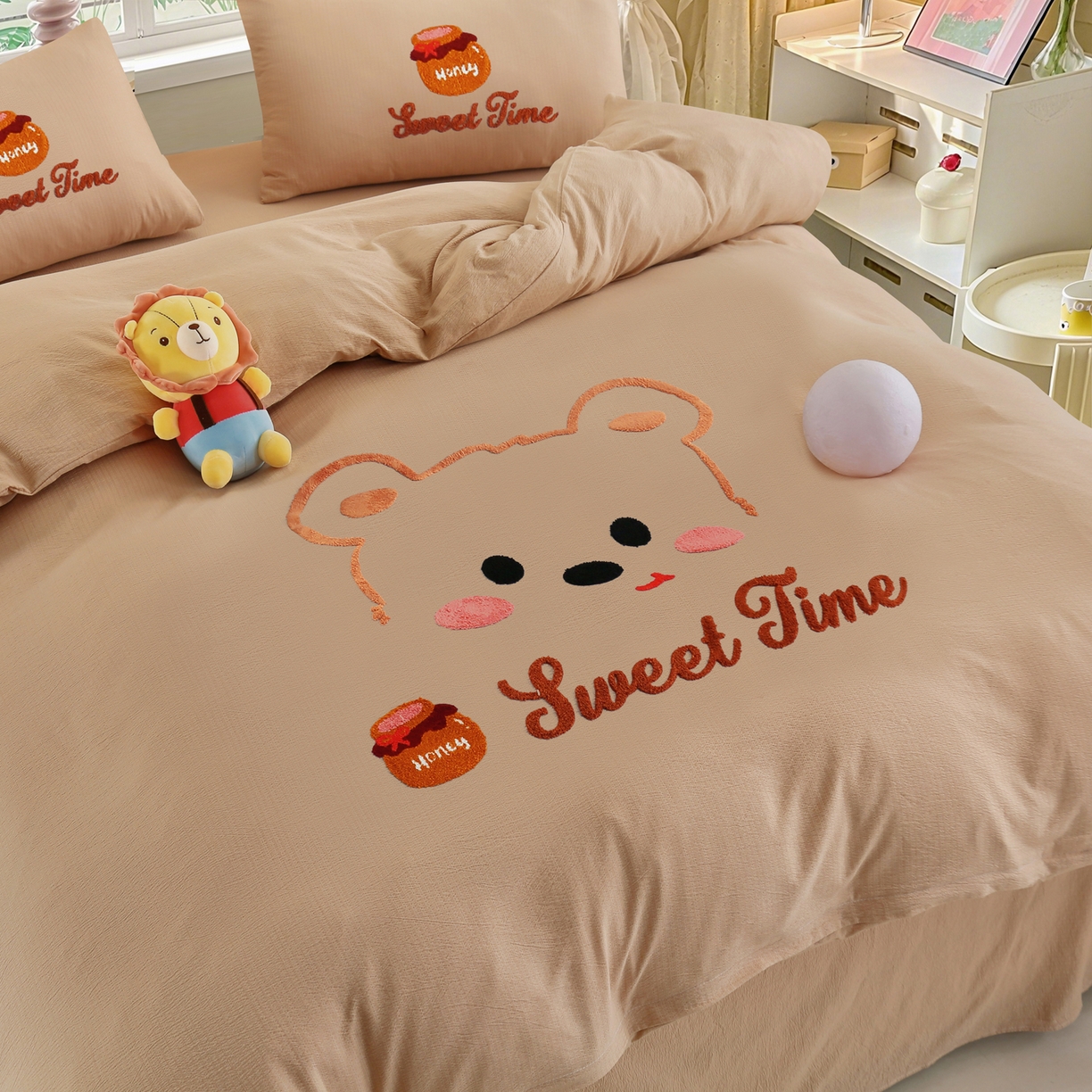 91家纺网 家纺一手货源 找家纺 恋之语 2025新款皱皱纱木棉毛巾绣四件套及单被套系列-俏皮熊 俏皮熊-浅咖