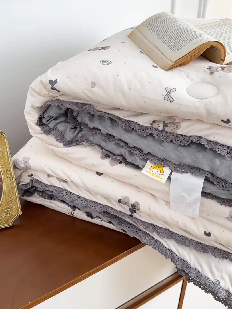 91家纺网 家纺一手货源 找家纺 花满路 2025新款亲肤柔软卡通系列豆豆被子被芯 小熊院长