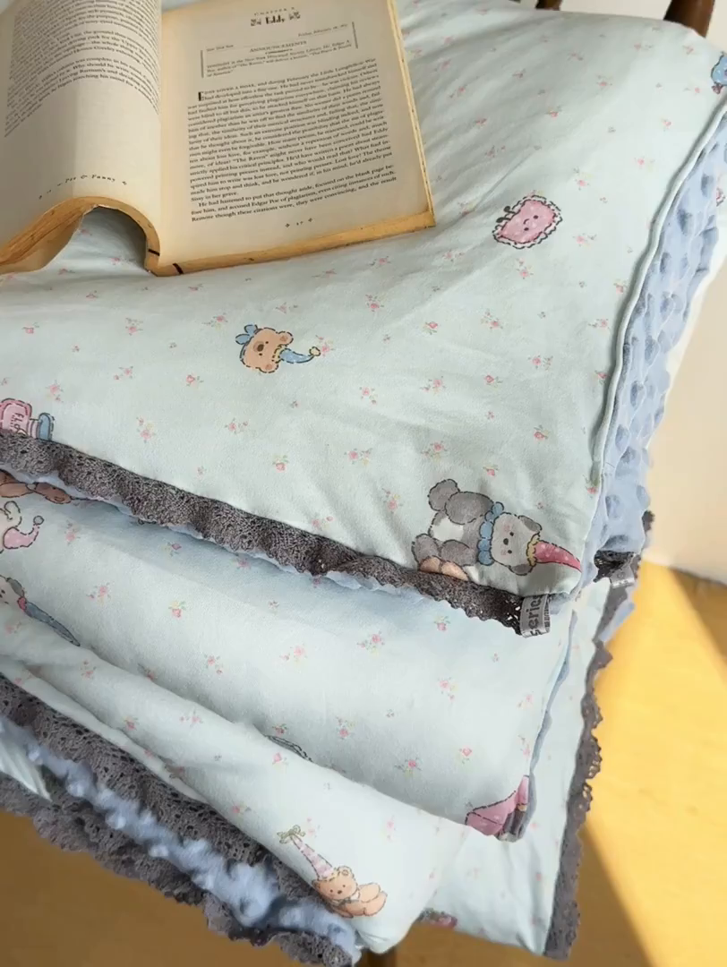 91家纺网 家纺一手货源 找家纺 花满路 2025新款亲肤柔软卡通系列豆豆被子被芯 童话小熊