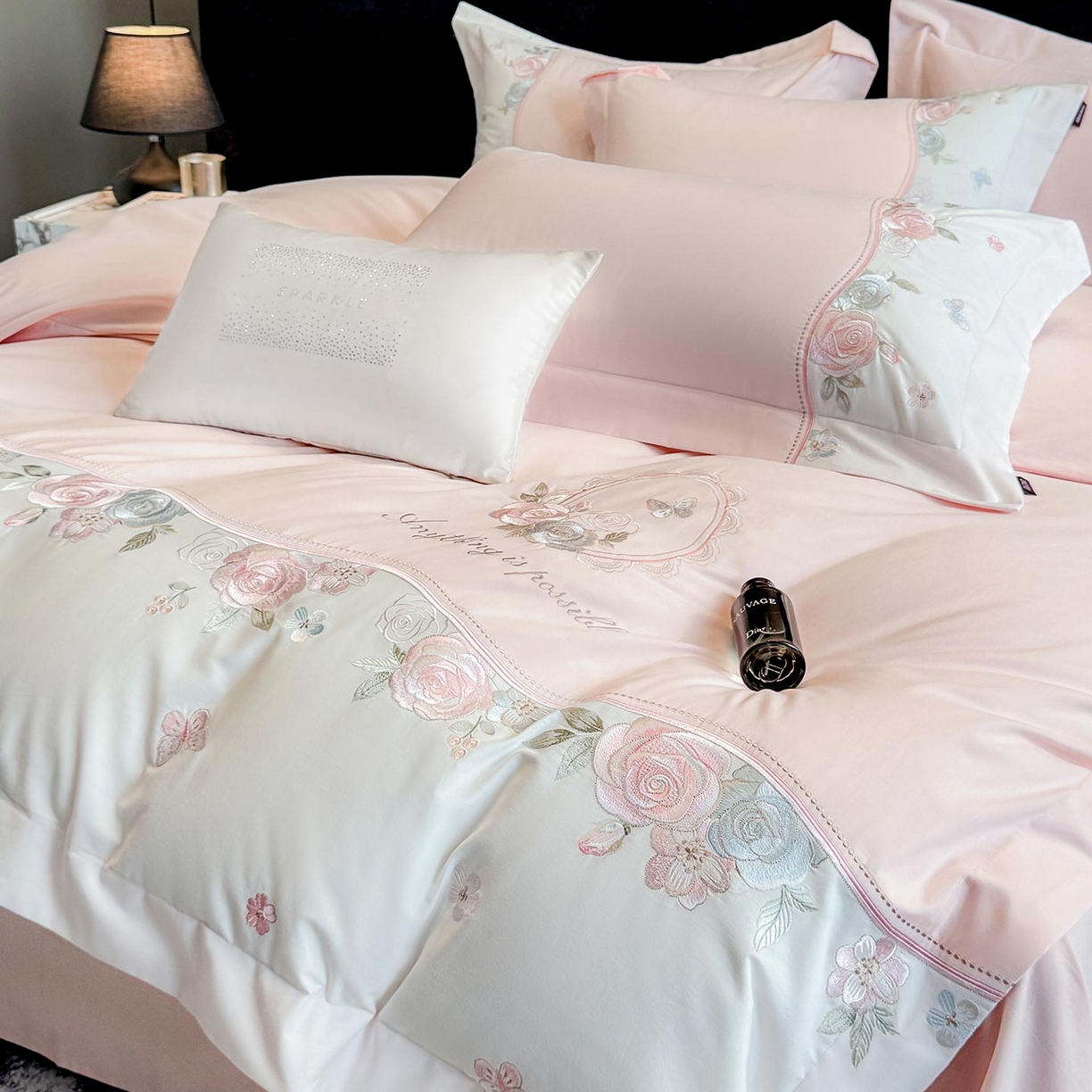 91家纺网 家纺一手货源 找家纺 爱妮菲家纺 2025新款直播爆款A类加厚保暖全棉纯棉磨毛四件套纯棉重工刺绣被套冬季床上用品 绮影-初恋粉