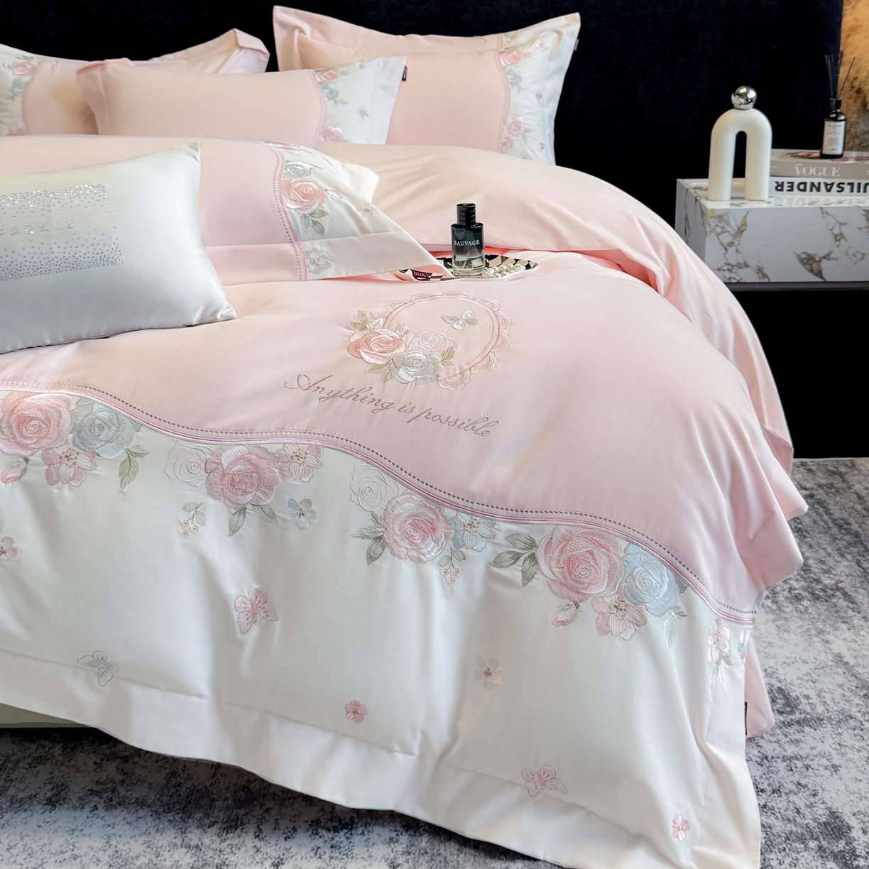 91家纺网 家纺一手货源 找家纺 爱妮菲家纺 2025新款直播爆款A类加厚保暖全棉纯棉磨毛四件套纯棉重工刺绣被套冬季床上用品 绮影-初恋粉