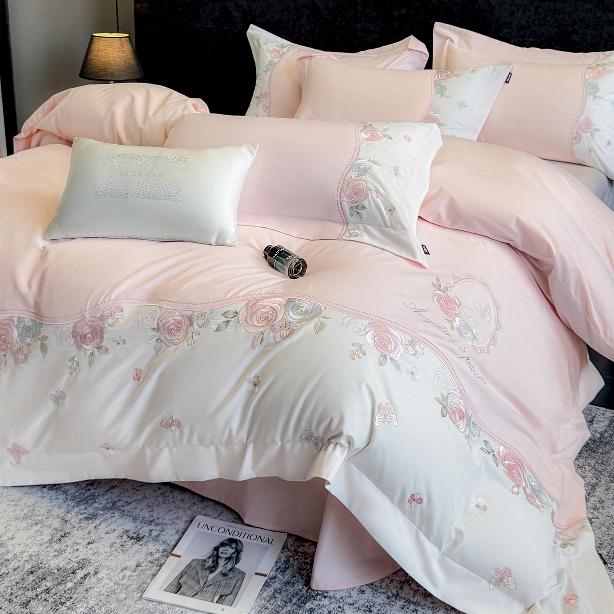 91家纺网 家纺一手货源 找家纺 爱妮菲家纺 2025新款直播爆款A类加厚保暖全棉纯棉磨毛四件套纯棉重工刺绣被套冬季床上用品 绮影-初恋粉