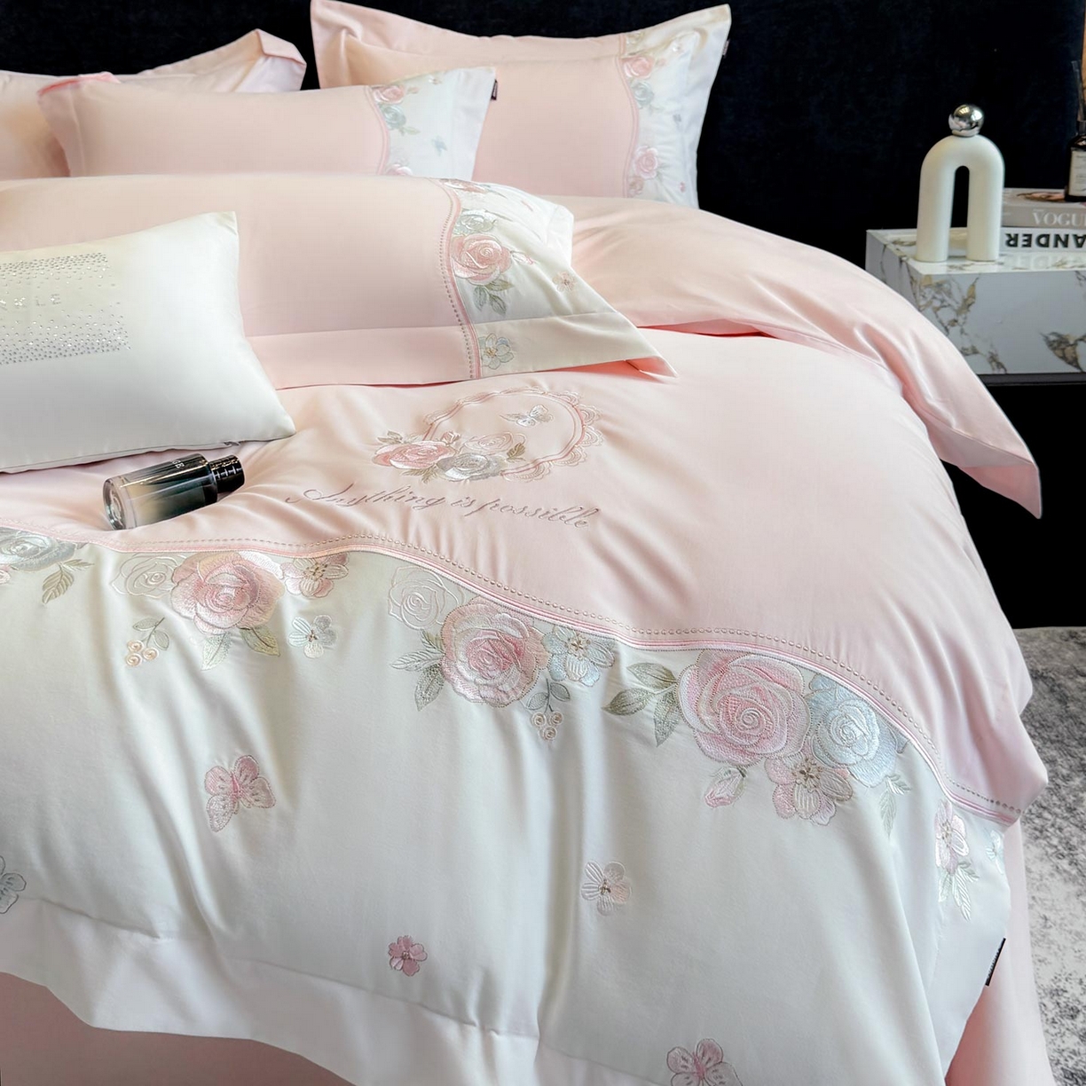 91家纺网 家纺一手货源 找家纺 爱妮菲家纺 2025新款直播爆款A类加厚保暖全棉纯棉磨毛四件套纯棉重工刺绣被套冬季床上用品 绮影-初恋粉