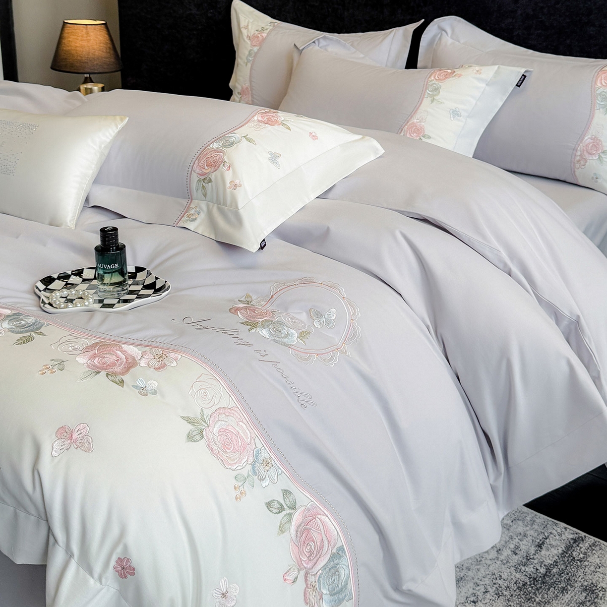 91家纺网 家纺一手货源 找家纺 爱妮菲家纺 2025新款直播爆款A类加厚保暖全棉纯棉磨毛四件套纯棉重工刺绣被套冬季床上用品 绮影-时尚灰