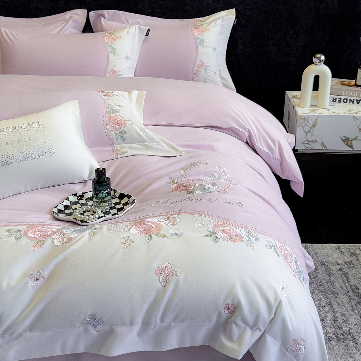 91家纺网 家纺一手货源 找家纺 爱妮菲家纺 2025新款直播爆款A类加厚保暖全棉纯棉磨毛四件套纯棉重工刺绣被套冬季床上用品 绮影-香芋紫