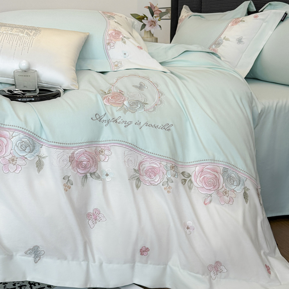 91家纺网 家纺一手货源 找家纺 爱妮菲家纺 2025新款直播爆款A类加厚保暖全棉纯棉磨毛四件套纯棉重工刺绣被套冬季床上用品 绮影-冰清绿