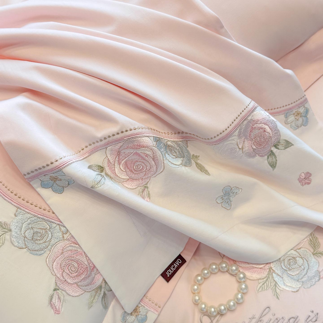 91家纺网 家纺一手货源 找家纺 爱妮菲家纺 2025新款直播爆款A类加厚保暖全棉纯棉磨毛四件套纯棉重工刺绣被套冬季床上用品 绮影-初恋粉