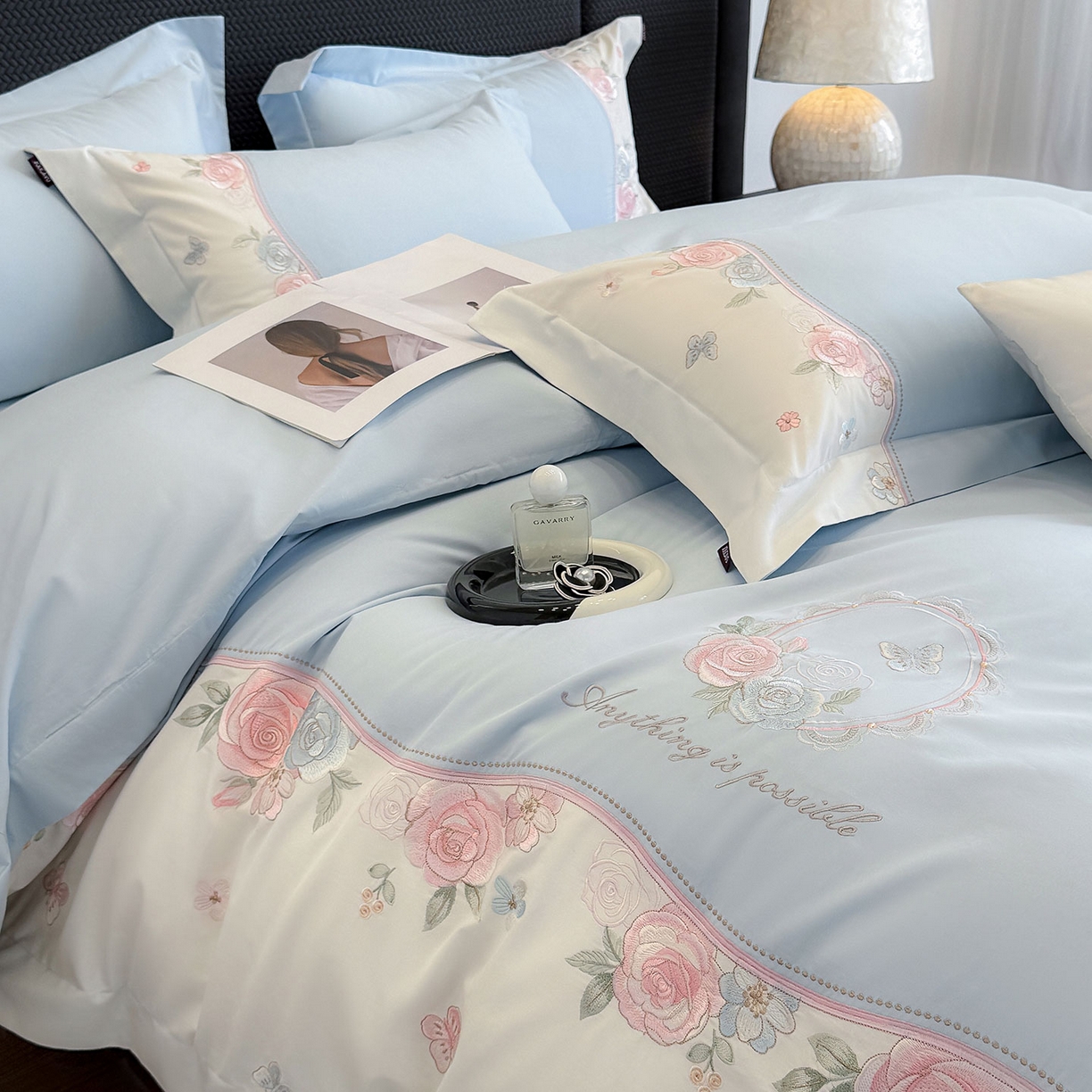 91家纺网 家纺一手货源 找家纺 爱妮菲家纺 2025新款直播爆款A类加厚保暖全棉纯棉磨毛四件套纯棉重工刺绣被套冬季床上用品 绮影-天空蓝