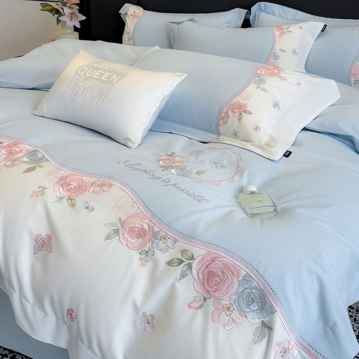 91家纺网 家纺一手货源 找家纺 爱妮菲家纺 2025新款直播爆款A类加厚保暖全棉纯棉磨毛四件套纯棉重工刺绣被套冬季床上用品 绮影-天空蓝