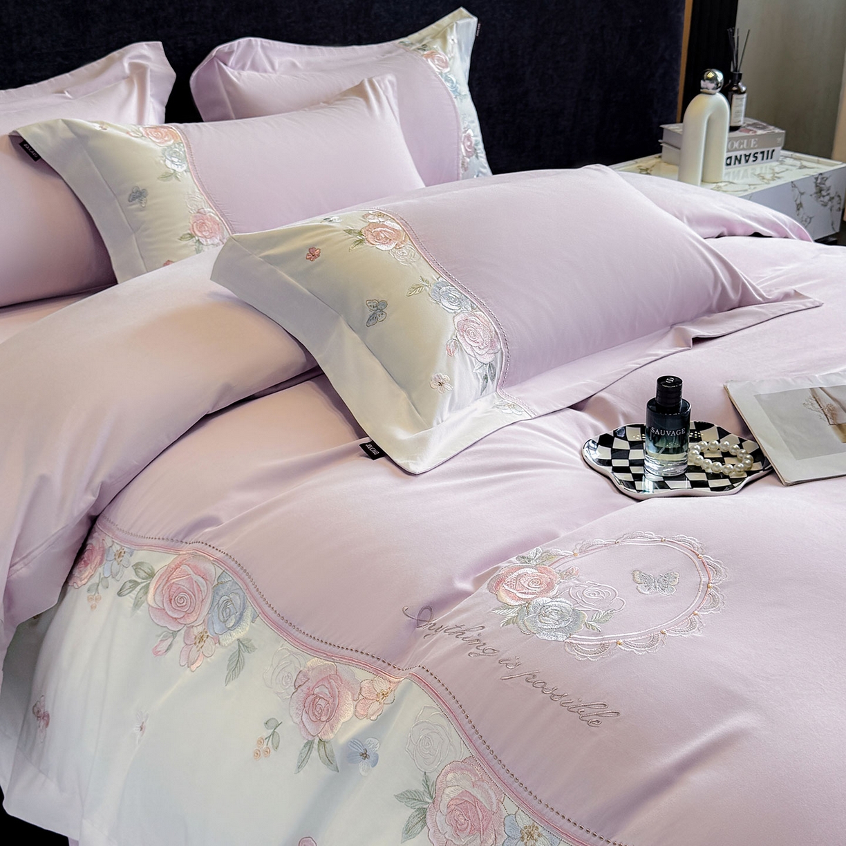 91家纺网 家纺一手货源 找家纺 爱妮菲家纺 2025新款直播爆款A类加厚保暖全棉纯棉磨毛四件套纯棉重工刺绣被套冬季床上用品 绮影-香芋紫