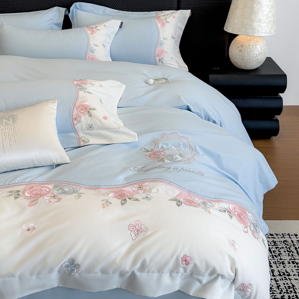 91家纺网 家纺一手货源 找家纺 爱妮菲家纺 2025新款直播爆款A类加厚保暖全棉纯棉磨毛四件套纯棉重工刺绣被套冬季床上用品 绮影-天空蓝