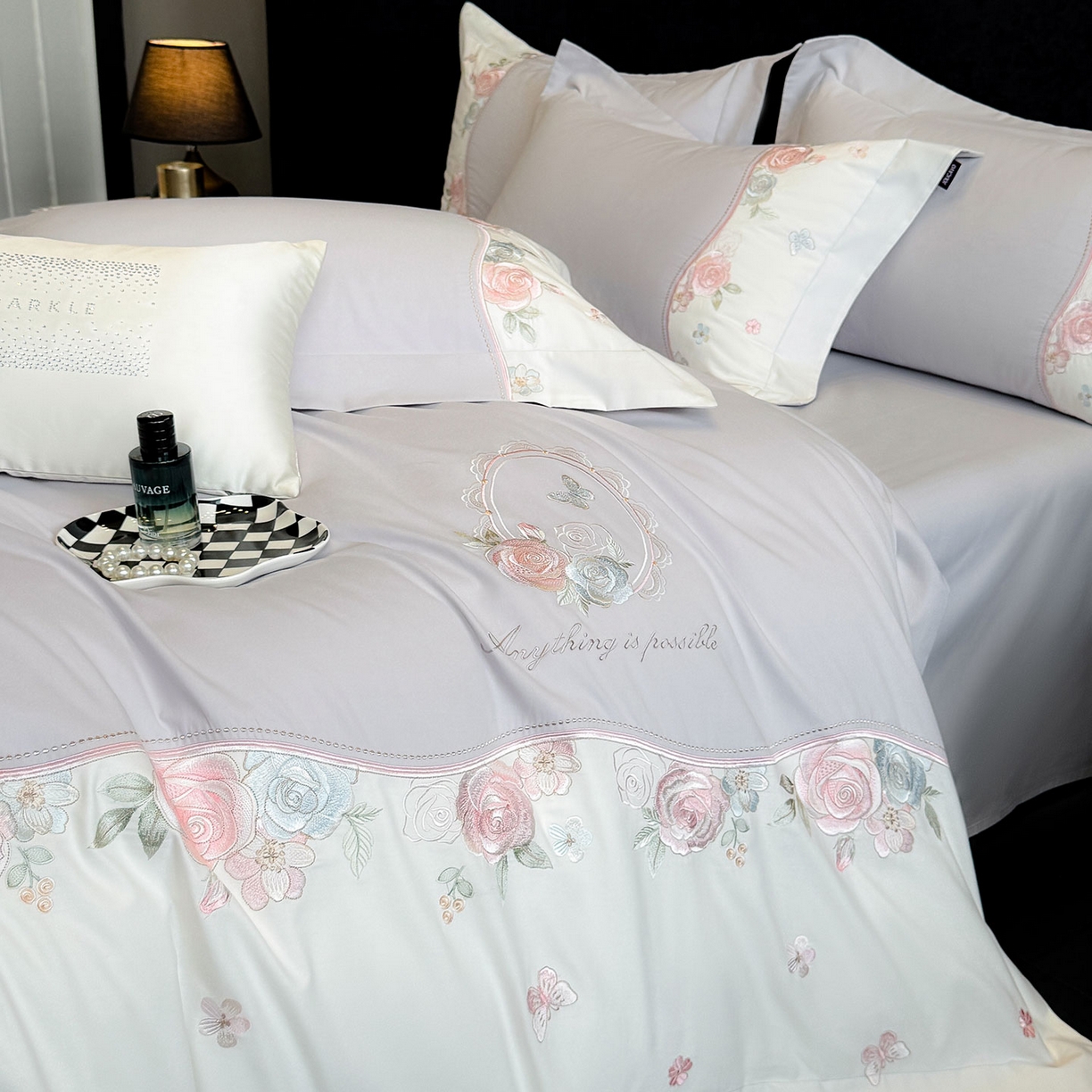 91家纺网 家纺一手货源 找家纺 爱妮菲家纺 2025新款直播爆款A类加厚保暖全棉纯棉磨毛四件套纯棉重工刺绣被套冬季床上用品 绮影-时尚灰