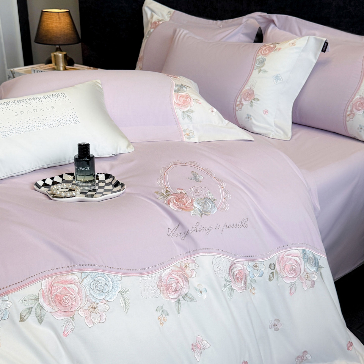 91家纺网 家纺一手货源 找家纺 爱妮菲家纺 2025新款直播爆款A类加厚保暖全棉纯棉磨毛四件套纯棉重工刺绣被套冬季床上用品 绮影-香芋紫