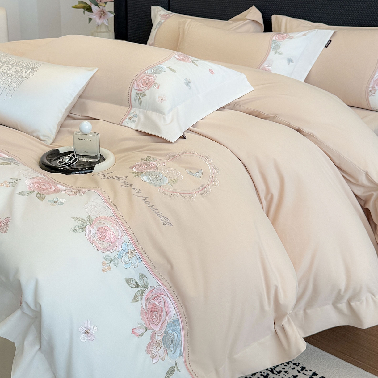 91家纺网 家纺一手货源 找家纺 爱妮菲家纺 2025新款直播爆款A类加厚保暖全棉纯棉磨毛四件套纯棉重工刺绣被套冬季床上用品 绮影-美人杏