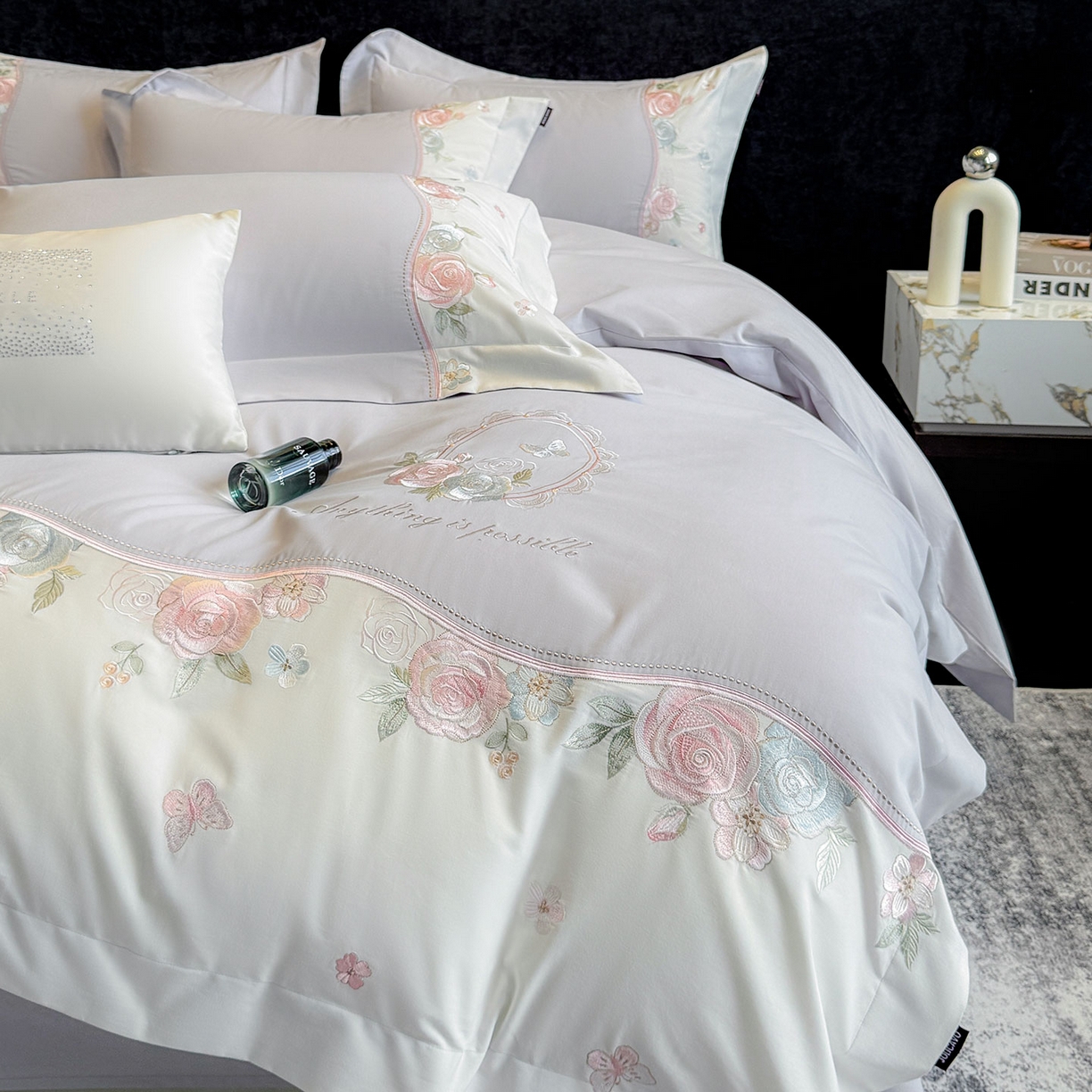 91家纺网 家纺一手货源 找家纺 爱妮菲家纺 2025新款直播爆款A类加厚保暖全棉纯棉磨毛四件套纯棉重工刺绣被套冬季床上用品 绮影-时尚灰