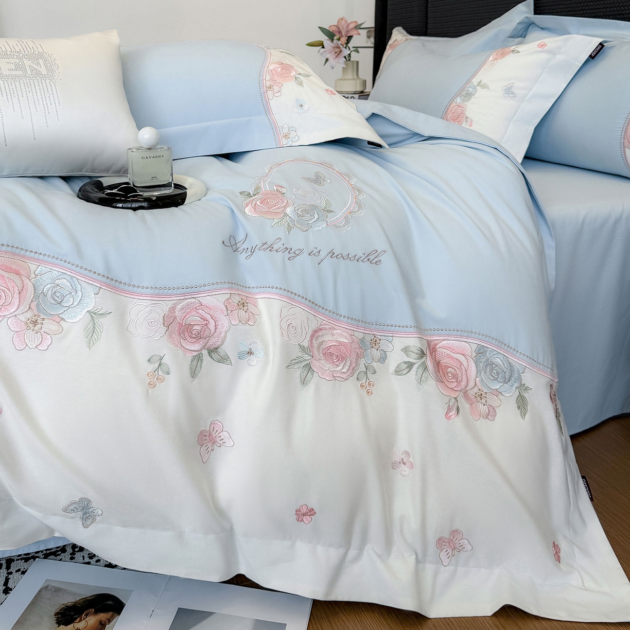 91家纺网 家纺一手货源 找家纺 爱妮菲家纺 2025新款直播爆款A类加厚保暖全棉纯棉磨毛四件套纯棉重工刺绣被套冬季床上用品 绮影-天空蓝