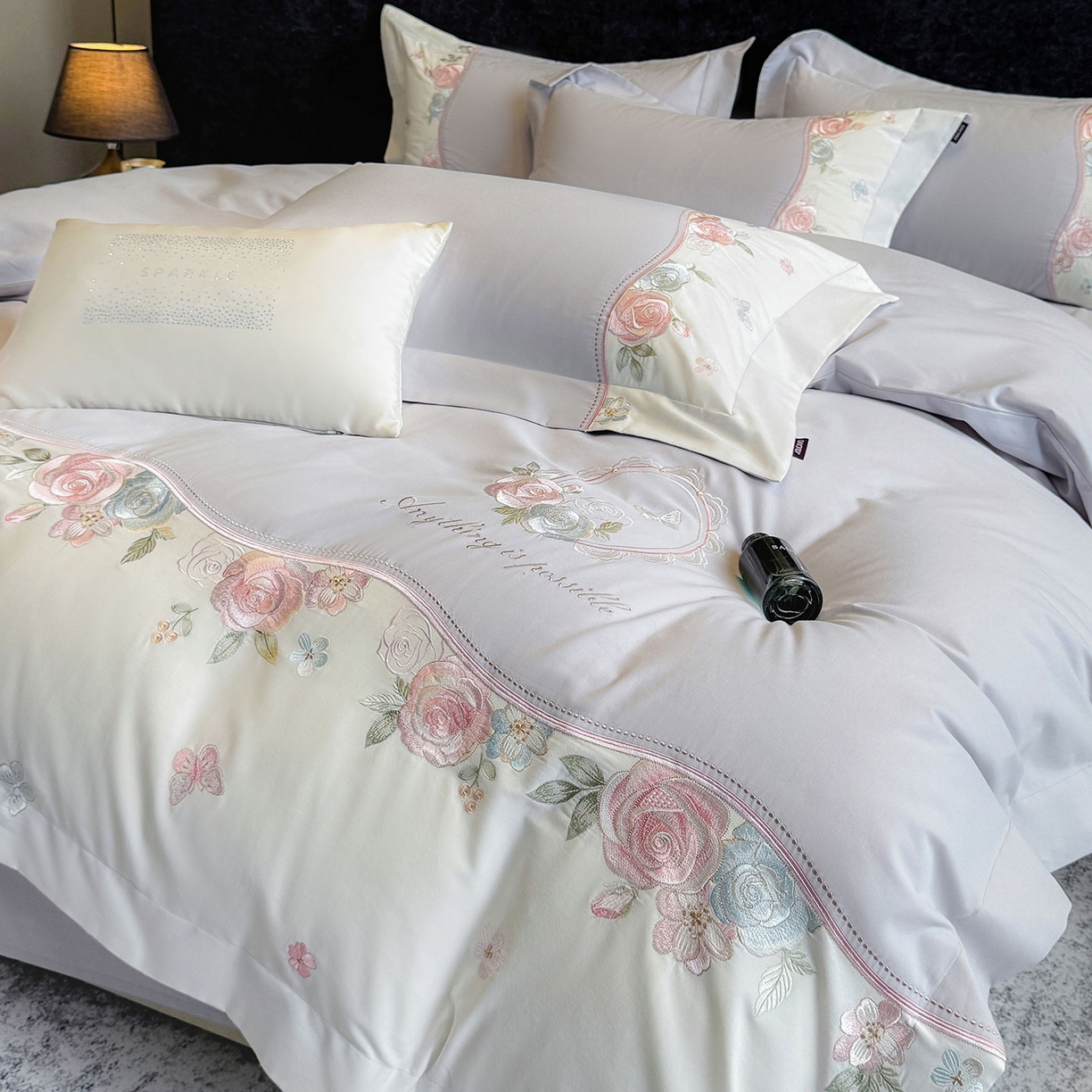 91家纺网 家纺一手货源 找家纺 爱妮菲家纺 2025新款直播爆款A类加厚保暖全棉纯棉磨毛四件套纯棉重工刺绣被套冬季床上用品 绮影-时尚灰