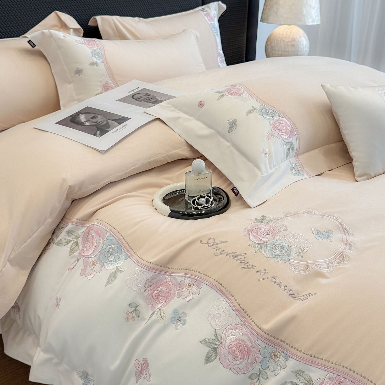 91家纺网 家纺一手货源 找家纺 爱妮菲家纺 2025新款直播爆款A类加厚保暖全棉纯棉磨毛四件套纯棉重工刺绣被套冬季床上用品 绮影-美人杏