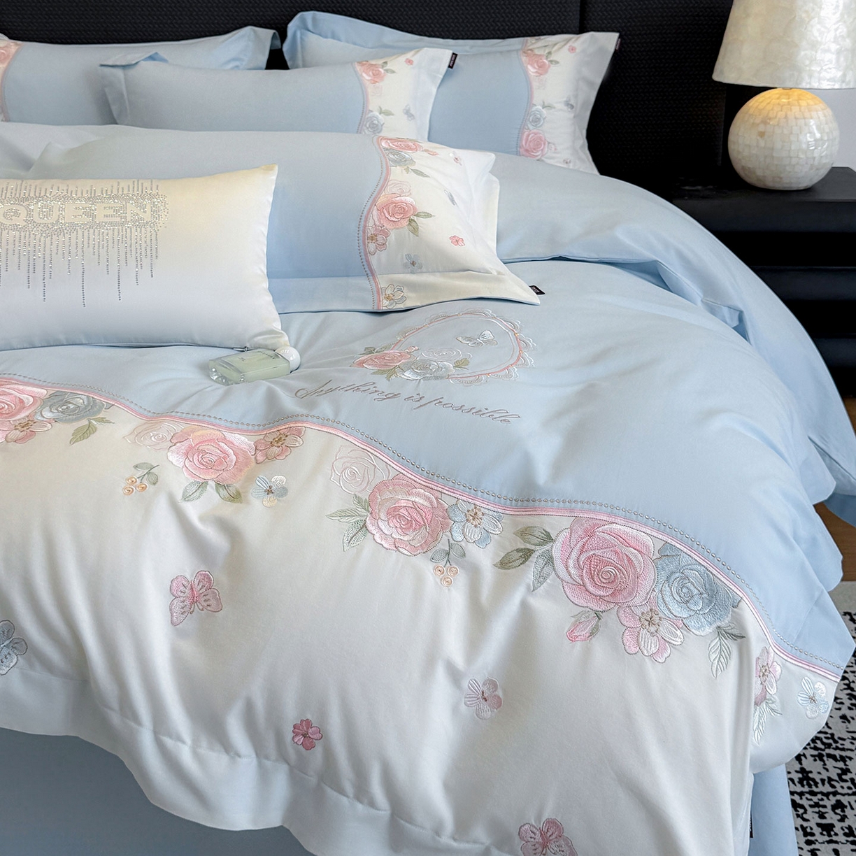 91家纺网 家纺一手货源 找家纺 爱妮菲家纺 2025新款直播爆款A类加厚保暖全棉纯棉磨毛四件套纯棉重工刺绣被套冬季床上用品 绮影-天空蓝