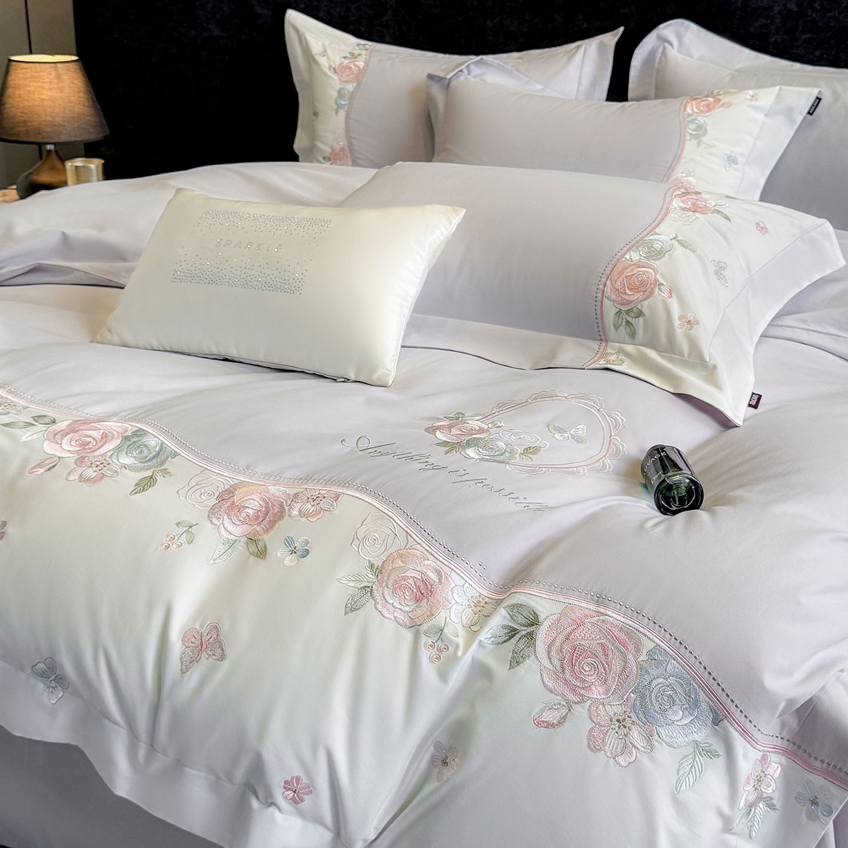 91家纺网 家纺一手货源 找家纺 爱妮菲家纺 2025新款直播爆款A类加厚保暖全棉纯棉磨毛四件套纯棉重工刺绣被套冬季床上用品 绮影-时尚灰