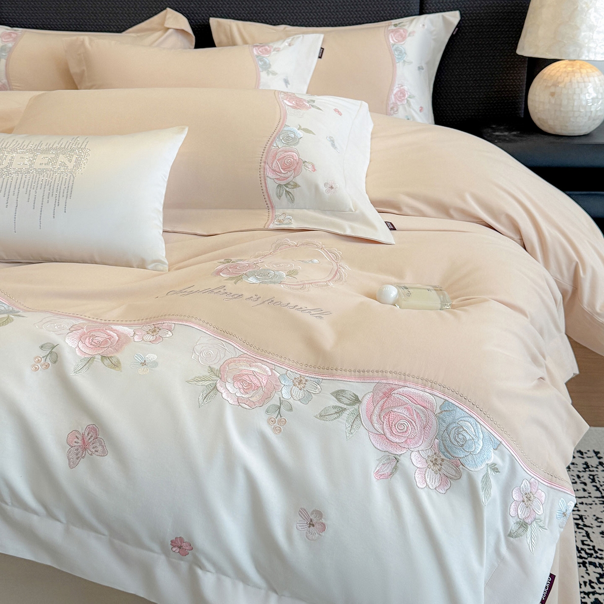 91家纺网 家纺一手货源 找家纺 爱妮菲家纺 2025新款直播爆款A类加厚保暖全棉纯棉磨毛四件套纯棉重工刺绣被套冬季床上用品 绮影-美人杏