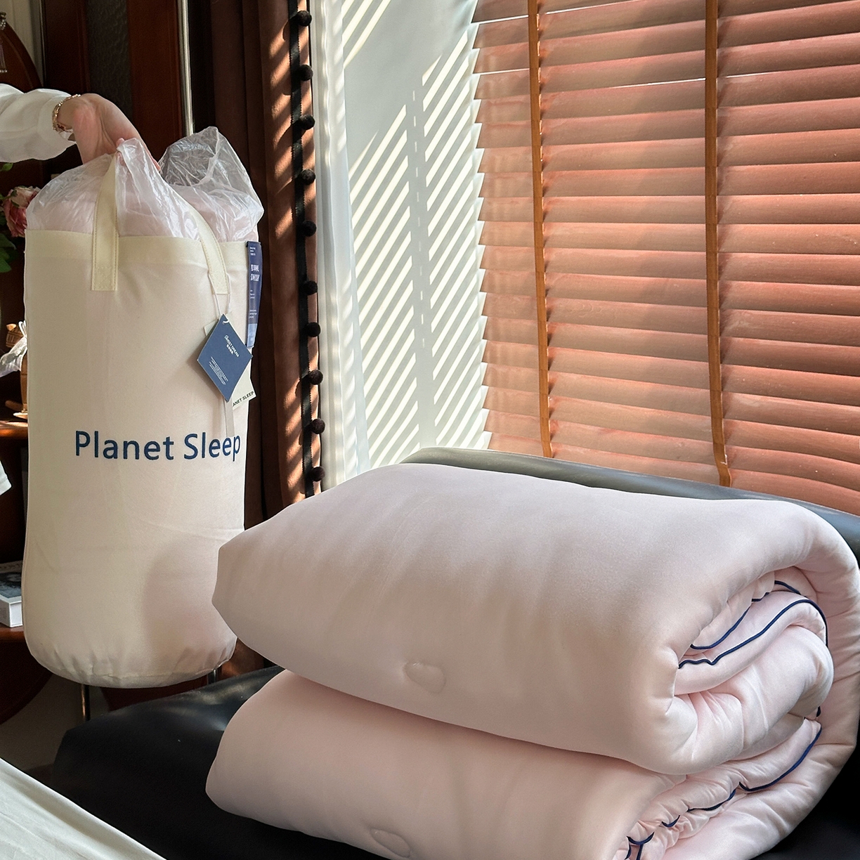 91家纺网 家纺一手货源 找家纺 色鬼布艺高端家居主号 2025新款星球深睡控温被被子被芯 粉色