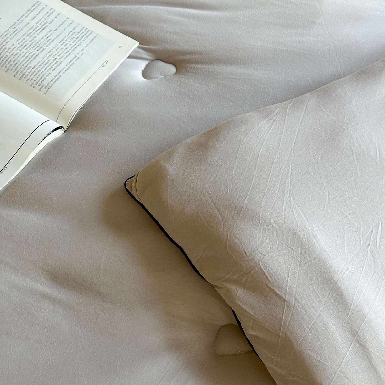 91家纺网 家纺一手货源 找家纺 色鬼布艺高端家居主号 2025新款星球深睡控温被被子被芯 灰色